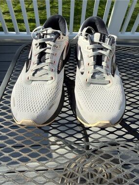 Brooks Adrenaline GTS women’s Running Shoes — Light Gray with Black Accents